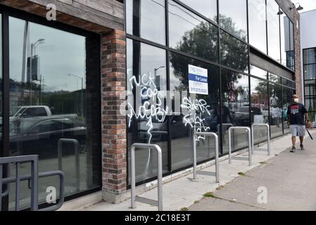 Los Angeles, CA/USA - 30 mai 2020 : des graffitis couvrent des bâtiments après l'affaire Black Lives protestent contre le meurtre de George Floyd dans le Fairfax Distri Banque D'Images