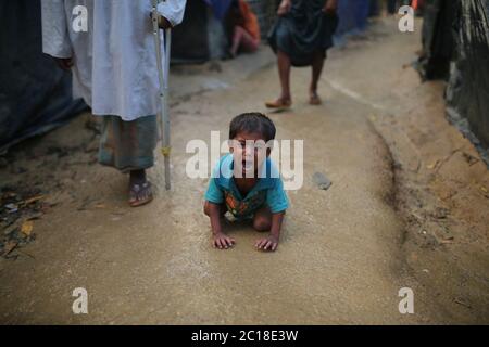 Un enfant de Rohingya pleure au camp de réfugiés de Kutupalong, Bangladesh, le mardi 03 octobre 2017. Banque D'Images