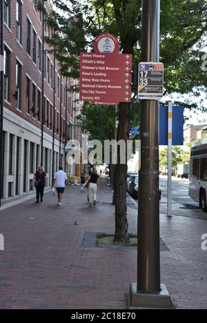 Philadelphie, PA/USA - 26 juin 2019 : panneau vers certains des monuments historiques de la vieille ville de Philadelphie Banque D'Images