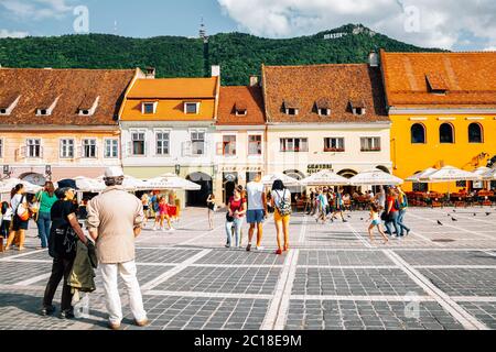 Brasov, Roumanie - 24 juillet 2019 : place médiévale du Conseil de la vieille ville Banque D'Images