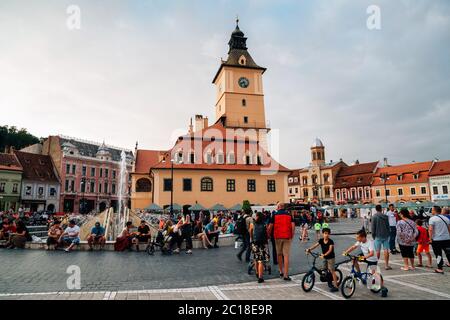 Brasov, Roumanie - 24 juillet 2019 : place médiévale du Conseil de la vieille ville Banque D'Images