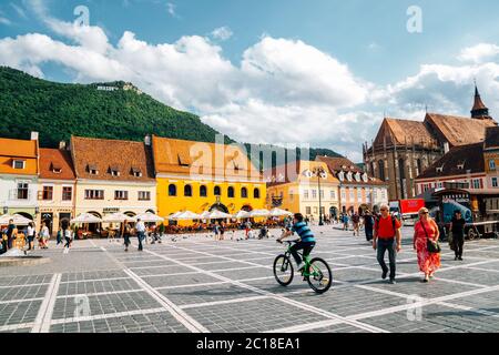 Brasov, Roumanie - 24 juillet 2019 : place médiévale du Conseil de la vieille ville Banque D'Images