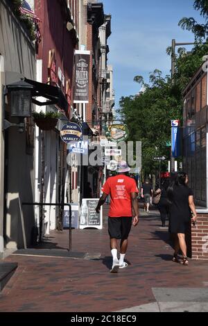 Philadelphie, PA/USA - 26 juin 2019 : les gens se balader près des boutiques pittoresques de la vieille ville historique de Philadelphie Banque D'Images