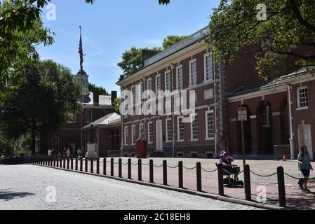 Philadelphie, PA, USA - 26 JUIN 2019 : rue pavée et cour en face de l'Independence Hall dans la vieille ville de Philadelphie Banque D'Images