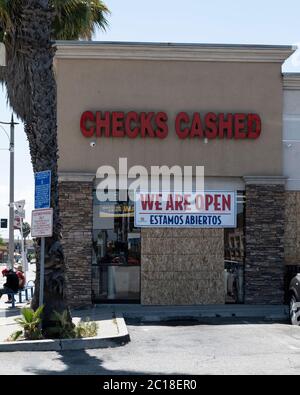 Long Beach, CA/USA - 6 juin 2020 : un magasin de chèques qui a été pillé pendant les manifestations Black Lives Matter à long Beach Banque D'Images