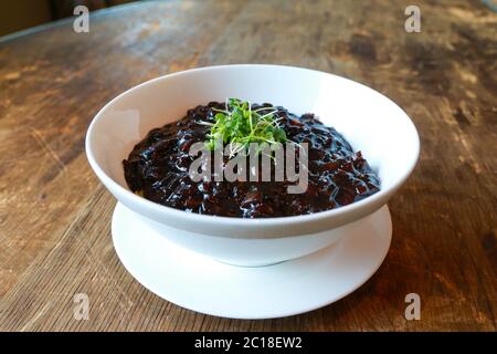 Nouilles aux haricots noirs traditionnelles sino-coréennes, Jajangmyeon, sur une table en bois. Banque D'Images