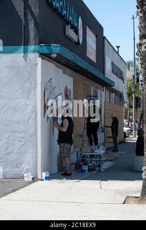 Long Beach, CA/USA - 6 juin 2020 : les artistes qui peignent sur les graffitis après la vie des Noirs font l'objet de manifestations Banque D'Images