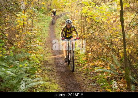 WA16762-00...WASHINGTON - Vicky Spring en compétition dans une course de cyclocross. Banque D'Images