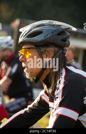 WA16763-00...WASHINGTON - Tom Kirkendall attend le signal de départ pour démarrer sa course de cyclocross. Banque D'Images