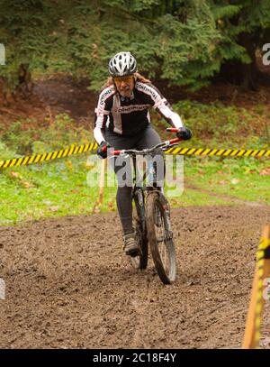 WA16767-00...WASHINGTON - Tom Kirkendall lutte contre la boue glissante en se tournant dans un virage serré et en amont à la course de Woodland Park Cyclocross. Banque D'Images