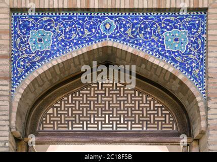 Porte d'une mosquée à Tachkent Banque D'Images