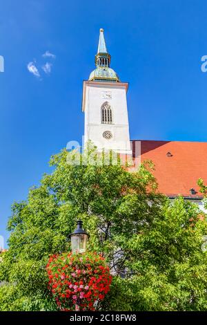 Cathédrale Saint-Martin historique dans la vieille ville de Bratislava, Slovaquie Banque D'Images