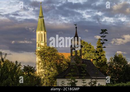 Église de Pleystein avec chapelle dans la lumière du soir, Haut-Palatinat, Bavière, Allemagne Banque D'Images