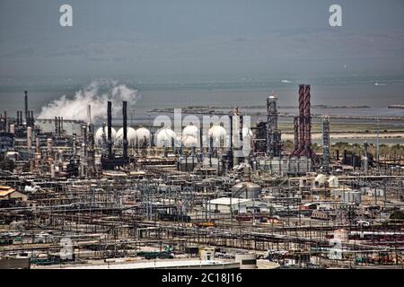 Raffinerie de pétrole près de point Richmond, Californie Banque D'Images