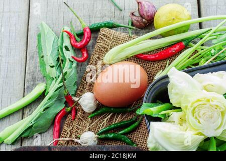 Œufs et légumes sur bois. Banque D'Images