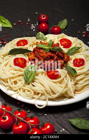 Gros plan de délicieux spaghetti à la bolognaise ou à la bolognaise avec de la sauce tomate et du bœuf haché. Banque D'Images