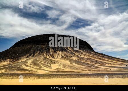 Paysage de montagne dans le désert noir, Bahariya Egypte Banque D'Images