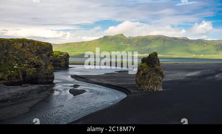 Paysage de Dyrholaey cape, plage de sable volcanique sud de l'Islande Banque D'Images
