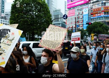Tokyo, Japon. 15 juin 2020. 14 juin 2020, Tokyo, Japon : des centaines de personnes ont des panneaux faits main « Black Lives Matter » défilant paisiblement à Shibuya, soulignant l'indignation sur la mort de George Floyd. (Photos de Michael Steinebach/AFLO) crédit: AFLO Co. Ltd./Alay Live News Banque D'Images