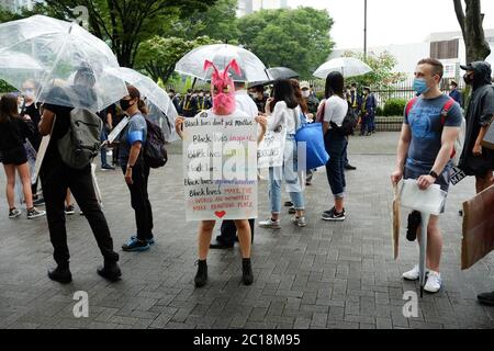 Tokyo, Japon. 15 juin 2020. 14 juin 2020, Tokyo, Japon : des centaines de personnes ont des panneaux faits main « Black Lives Matter » défilant paisiblement à Shibuya, soulignant l'indignation sur la mort de George Floyd. (Photos de Michael Steinebach/AFLO) crédit: AFLO Co. Ltd./Alay Live News Banque D'Images