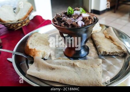 Plat traditionnel de cuisine oromo et éthiopienne alias tibs Éthiopie Banque D'Images