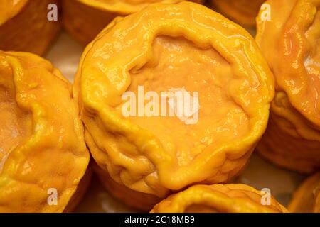 Fromage à pâte molle Langres, lait de vache français. Collection de fromages français crémeux et de couleur orange friable. Photo de haute qualité Banque D'Images