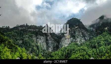 Panorama vallée de Paro Taktsang lakhang aka tigress nid monastère Bhoutan Banque D'Images