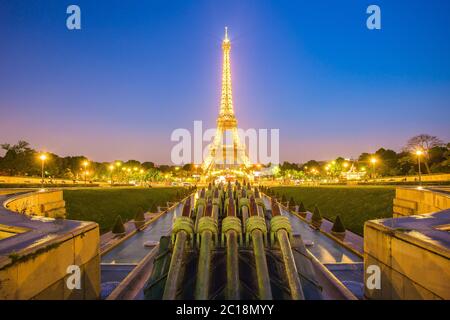 Vue sur la Tour Eiffel depuis le Trocadéro la nuit à Paris, France Banque D'Images