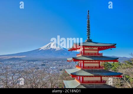 Mt. Fuji avec pagode rouge Chureito à kawaguchiko, Japon Banque D'Images