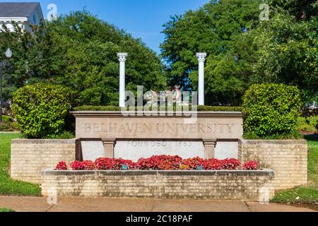 Jackson, MS / USA - 10 juin 2020: Panneau pour l'Université Belhaven, une université chrétienne privée, fondée en 1883 et située à Jackson, MS Banque D'Images