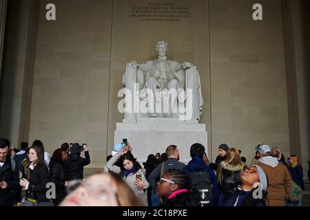 Lincoln Memorial et Lincoln Steps dans le centre-ville de Washington DC avec des foules de personnes visitant le site Banque D'Images