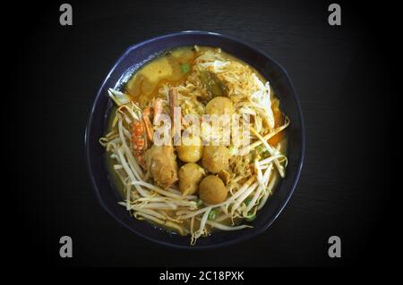 Nouilles de riz thaï au curry de crabe , cuisine THAÏLANDAISE Banque D'Images