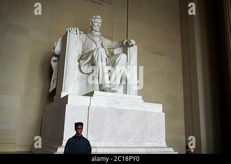 Lincoln Memorial et Lincoln Steps dans le centre-ville de Washington DC avec des foules de personnes visitant le site Banque D'Images