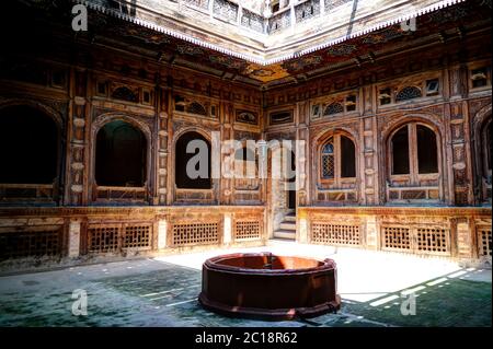 Vue sur l'un des cours de Sethi Mohallah, Peshawar, Pakistan Banque D'Images