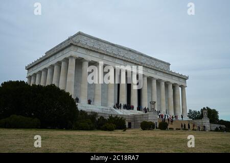 Lincoln Memorial et Lincoln Steps dans le centre-ville de Washington DC avec des foules de personnes visitant le site Banque D'Images