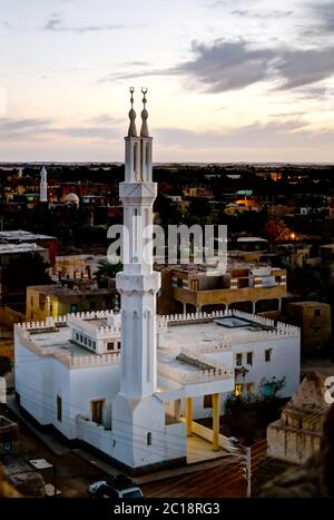 Mosquée moderne près de la vieille ville d'Al-Qasr, oasis de Dakhla, Égypte Banque D'Images