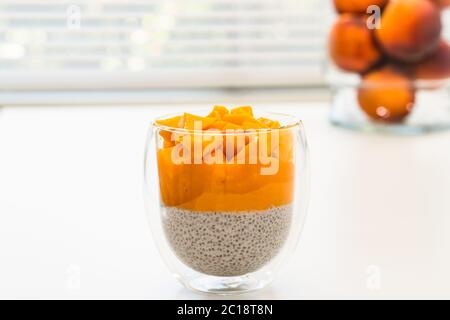 Smoothie au lait aux graines de Chia pêche, gros plan sur fond blanc Banque D'Images