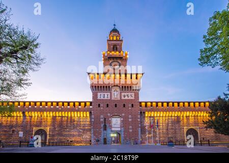Castello Sforzesco ou Château Sforza à Milan, Italie la nuit Banque D'Images