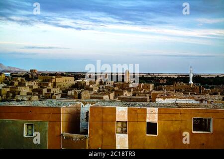 Vue aérienne de la vieille ville d'Al-Qasr, oasis de Dakhla, Égypte Banque D'Images
