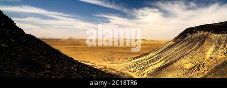 Paysage de montagne dans le désert noir, Egypte Banque D'Images