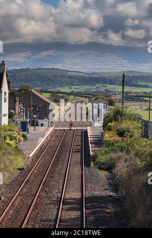 Gare de Drigg avec boîte de signalisation mécanique et barrières de passage à niveau à fonctionnement manuel sur la ligne de chemin de fer côtière rurale Cumbrian Banque D'Images