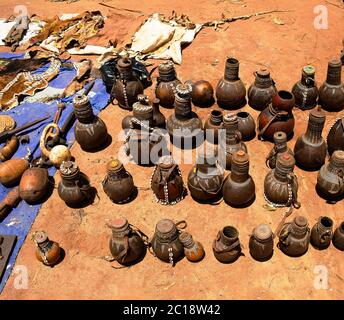 Pichets et pots traditionnels au marché local de l'artisanat Kei Afer, vallée d'Omo, Ethiopie Banque D'Images