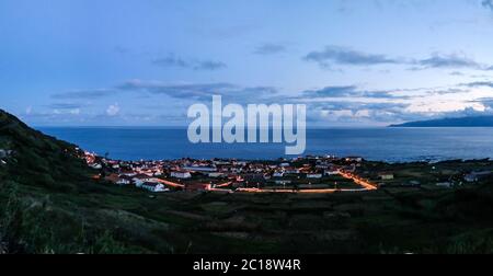 Vue aérienne de Vila do Corvo et de l'île de Flores au coucher du soleil, île de Corvo, Açores, Portugal Banque D'Images