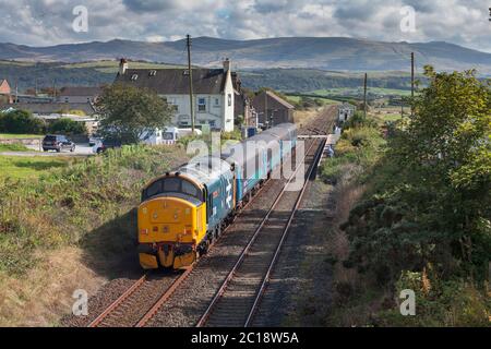 Services ferroviaires directs classe 37 locomotive 37401 arrivant à la gare de Drigg sur la ligne de chemin de fer rurale de la côte de Cumbrian avec un train ferroviaire du Nord Banque D'Images