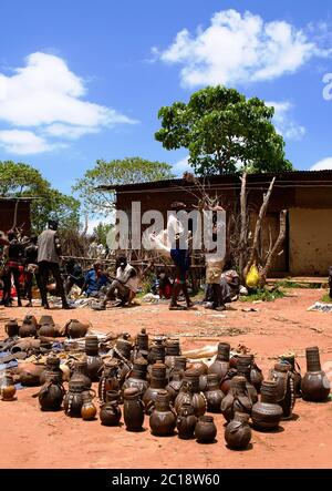 Pichets et pots traditionnels au marché local de l'artisanat Kei Afer, vallée d'Omo, Ethiopie Banque D'Images