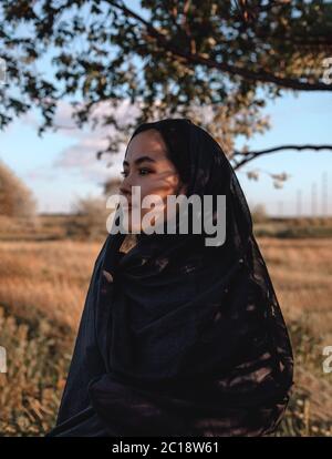 Une jeune fille dans un hijab dans la nature Banque D'Images