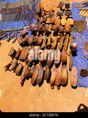 Banc d'oreillers traditionnel au marché local de l'artisanat Kei Afer, vallée d'Omo, Ethiopie Banque D'Images