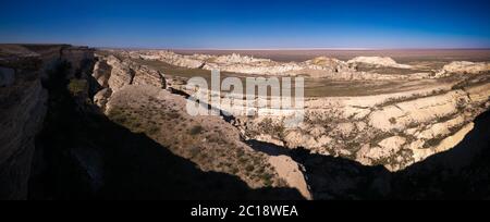 Vue panoramique sur la mer d'Aral depuis le plateau d'Ustyurt au coucher du soleil , Karakalpakstan, Ouzbékistan Banque D'Images