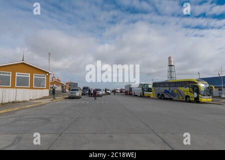 Des personnes et des véhicules attendent de monter à bord d'un ferry pour traverser le détroit de Magellan jusqu'à Tierra del Fuego, Punta Delgada, Chili Banque D'Images