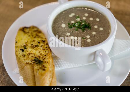 Soupe aux champignons avec pain à l'ail et garniture. Vue de dessus. Mise au point sélective. Banque D'Images